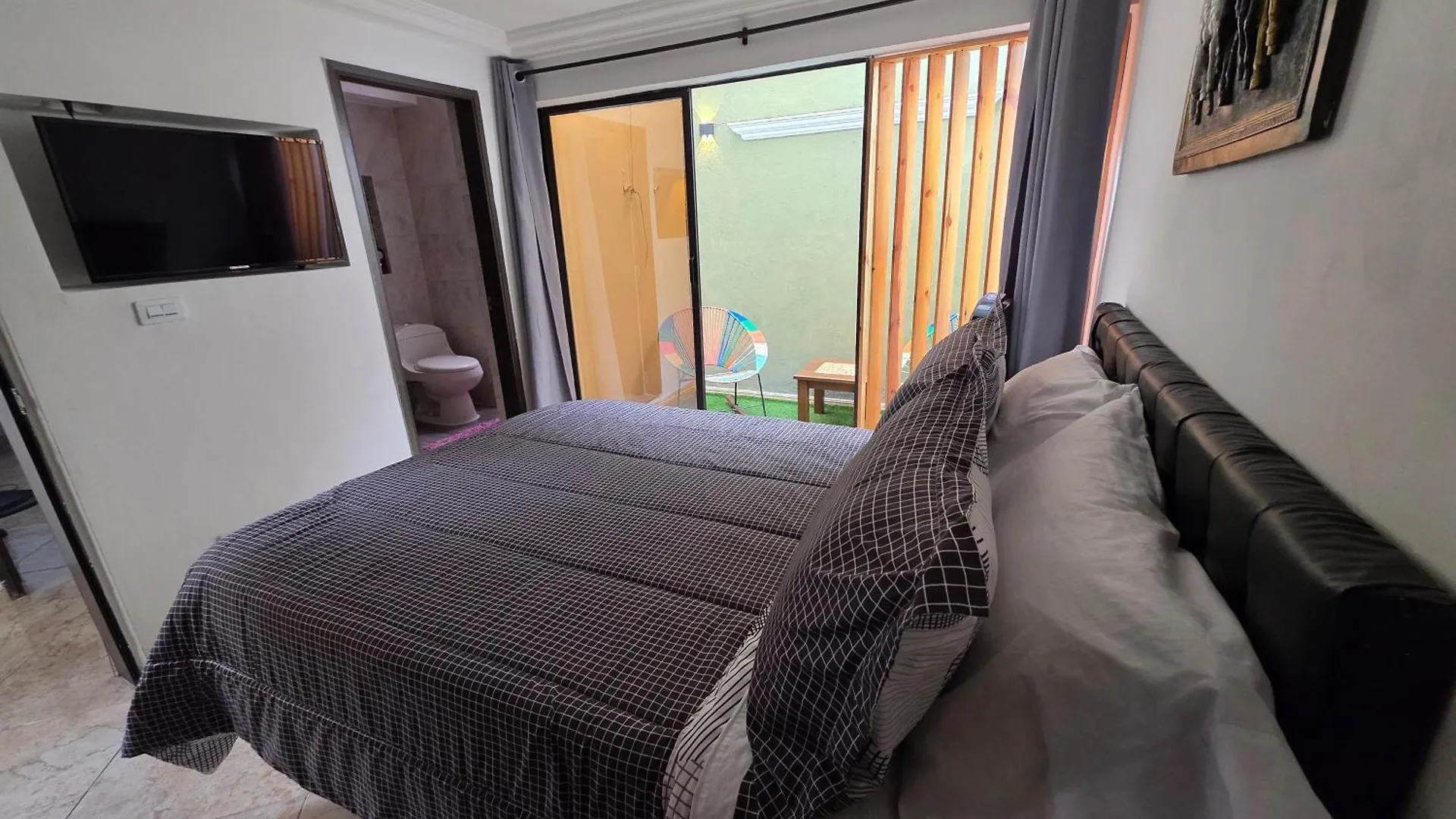 Alojamiento Entero A 800Metros Estacion Poblado Medellín Apartment